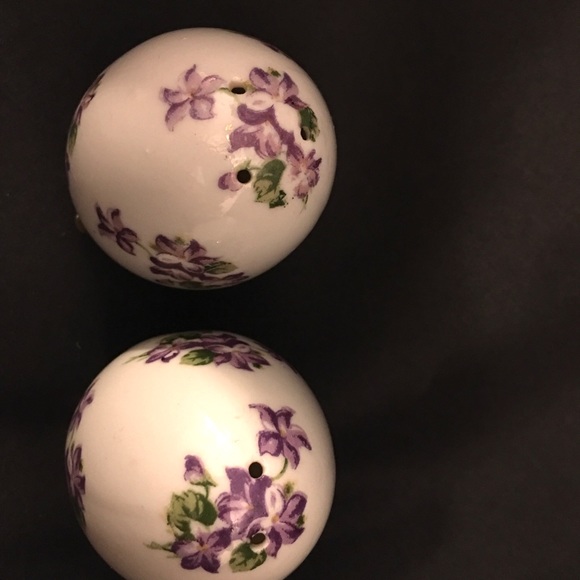 Vintage Enesco Salt & Pepper Easter Shakers (Egg Shape) - Picture 4 of 4